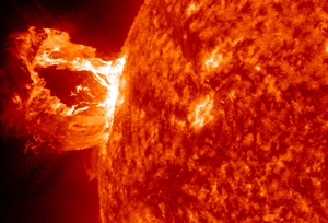 Petite eruption solaire se manifestant par une boucle de plasma